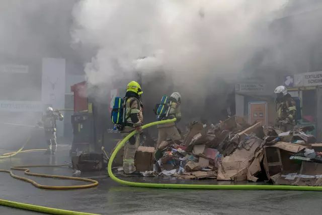 In Kitzbühel brach am Donnerstag am Nachmittag ein Brand in einem Kartonagen-Container auf einem Recyclinghof aus unbekannter Ursache aus. | Foto: Stadtfeuerwehr Kitzbühel
