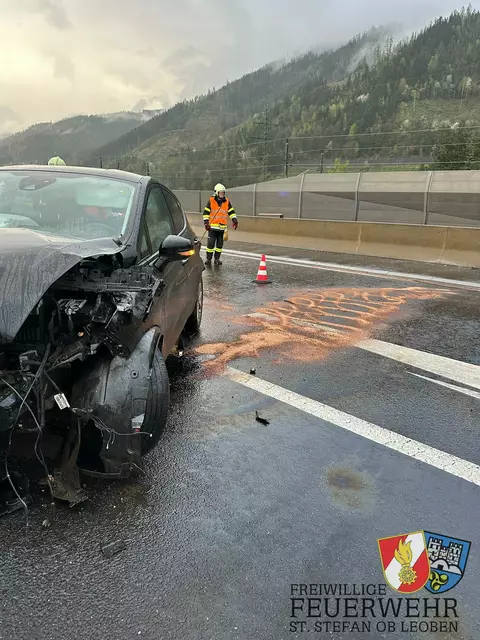 Der Lenker eines Pkws verlor aus bisher unbekannten Gründen die Kontrolle über sein Fahrzeug und prallte gegen die Leitschiene.  | Foto: FF St. Stefan ob Leoben
