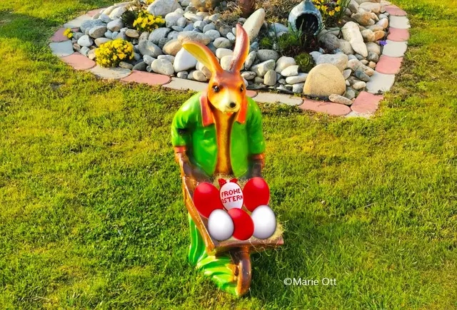 Osterhase mit den Ostereiern in der Schubkarre