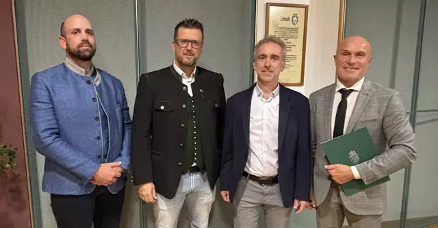 Nach der konstituierenden Sitzung in Pölfing-Brunn: Vize-Bürgermeister Matthias Prutti, Bgm. Hannes Schlag, Gemeindekassier Michael Strametz und Bezirkshauptmann-Stv. Franz Krieger (v.l.). | Foto: Susanne Veronik