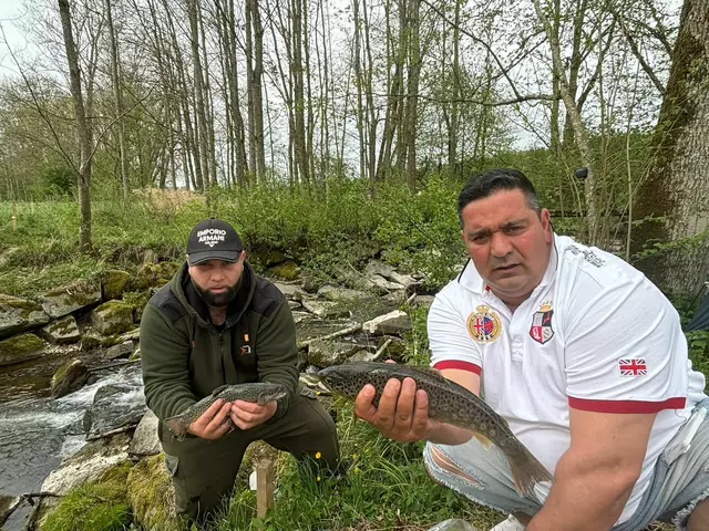 Ramon Horvath und sein Schwiegersohn Martin Dirda aus Schärding haben am 17. April 150 Bachforellen in Rainbach eingesetzt.  | Foto: Horvath