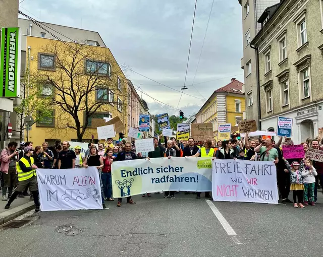 Zahlreiche Bewohnerinnen und Bewohner der stark befahrenen Rudolfstraße versammelten sich gestern Abend zu einer lautstarken Protestaktion. | Foto: privat