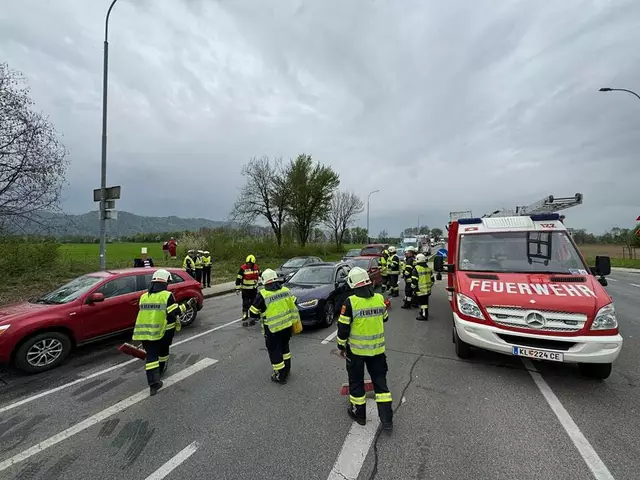 Um die Fahrbahn zu sichern und Aufräumarbeiten durchzuführen, wurde die Freiwillige Feuerwehr Zell-Gurnitz gerufen. | Foto: Freiwillige Feuerwehr Zell-Gurnitz