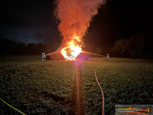 Der Feuerschein am Pibersteiner See war in der Nacht weit sichtbar. | Foto: FF Maria Lankowitz