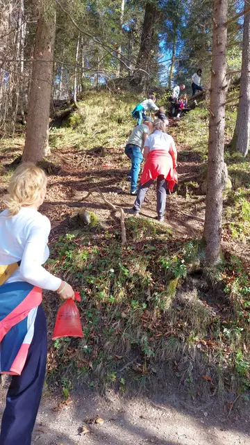 Passanten halfen beim Löschen mit Wasser in Hundekotsäckchen.  | Foto: ZOOM.Tirol