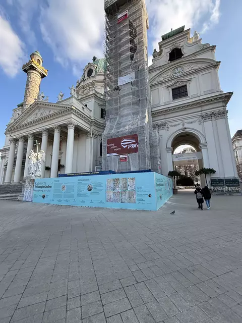 Der obere Teil des Gerüsts bei der Triumphsäule wurde bereits entfernt. | Foto: Nathanael Peterlini/MeinBezirk