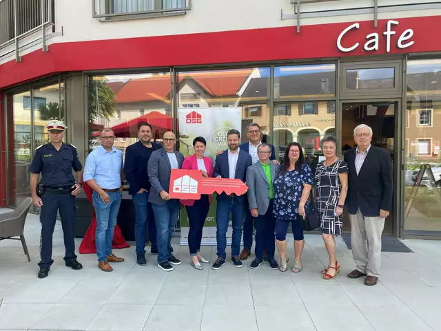 Symbolische Schlüsselübergabe vom neuen Vorzeigeprojekt der OSG am Bernsteiner Hauptplatz. | Foto: OSG