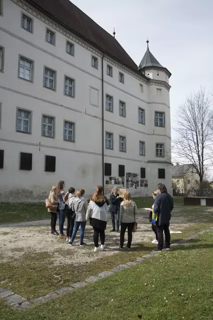 Die Führungen werden von geschulten Mitarbeitern pädagogisch begleitet. | Foto: Sigrid Rauchdobler/Lern- und Gedenkort Schloss Hartheim