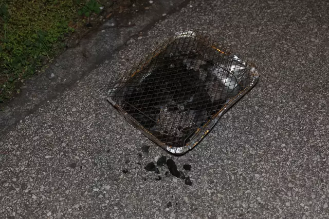 Brennender Einweggriller am Gehsteig in der Welser Noitzmühle – die Polizei löschte das Feuer mit einer Wasserflasche. | Foto: laumat.at