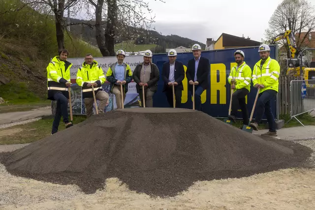 Spatenstich für den Fernwärmeausbau in Mürzzuschlag im Bereich "Grüne Insel" mit Vertretern der Stadt und der beteiligten Baufirmen. | Foto: Oliver Königshofer
