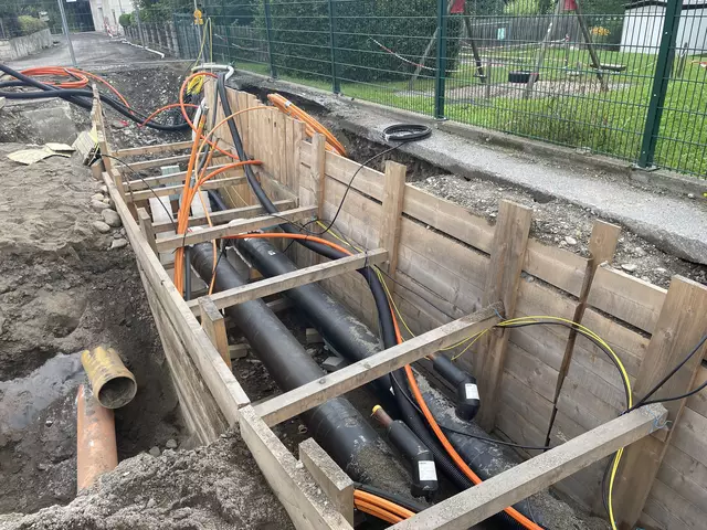 Blick in eine Künette: Auch in Kindberg wird seit zwei Jahren das Fernwärmenetz ausgebaut. | Foto: Koidl