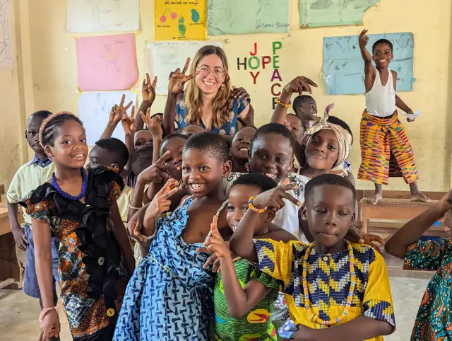 Die Andorferin Maria Kierner (hinten) reiste im Herbst 2024 nach Ghana, um dort an einer Schule zu arbeiten. Der Hilfseinsatz erfolgte über die Organisation ORA in Andorf. | Foto: ORA international