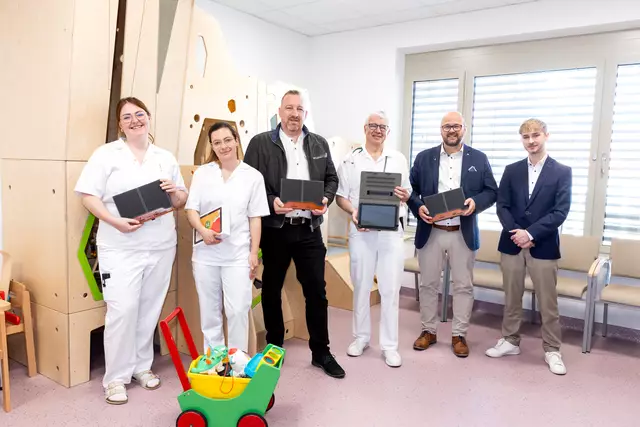 Lisa Gimpel (Bereichsleitung Kinderstation), Kerstin Zue (Bereichsleitung Kinderstation), Rene Koder, Uwe Wintergerst, Thoms Waltl (FIVOinvest) und Jonas Felber (FIVOinvest). | Foto: Krankenhaus Braunau