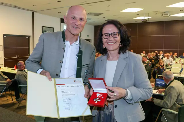 Landesrätin Daniela Gutschi mit Joachim Schiefer, der das Verdienstzeichen des Landes Salzburg verliehen bekam. Wagrain, 12.04. 2025 | Foto: Land Salzburg/Neumayr/Hölzl 
