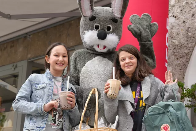 Der Osterhase schaute am Bayrhamerplatz vorbei. | Foto: Stefan Schubert