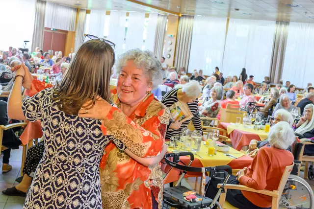 Im Pensionistenwohnhaus Prater gab es eine Überraschung für die Bewohnerinnen und Bewohner. Andy Lee Lang begeisterte das Publikum. | Foto: Wolfang Simlinger / Häuser zum Leben