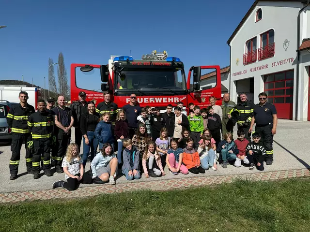 Die Volksschule St. Veit beim Besuch bei der Feuerwehr. | Foto: Volksschule St. Veit, Manuel Schwarz und Johannes Weinbauer