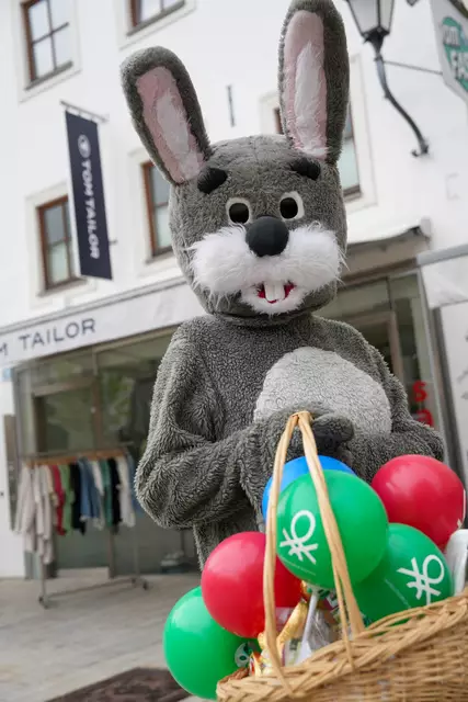 Der Osterhase schaute am Bayrhamerplatz vorbei. | Foto: Stefan Schubert
