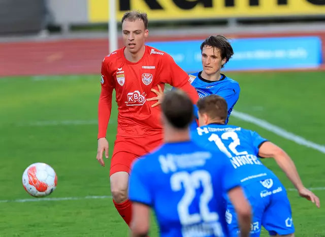 Alexander Hofleitner (Kapfenberg) wird von Matthias Gragger (Amstetten) bedrängt. | Foto: GEPA pictures/Hans Oberländer