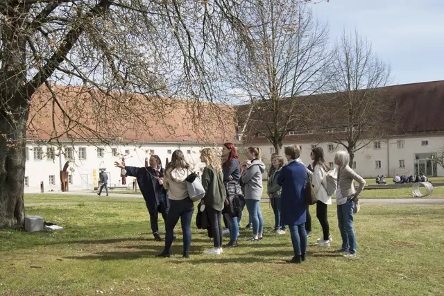 Bei Führungen durch das Schloss Hartheim lernen Besucher über die Geschichte des Gedenkortes und erhalten Einblicke in das Leben der Opfer zur NS-Zeit. | Foto: Sigrid Rauchdobler/Lern- und Gedenkort Schloss Hartheim