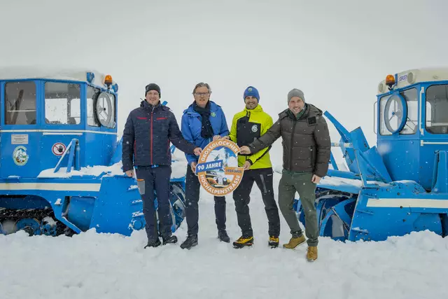 Ab dem morgigen Samstag, dem 19. April 2025, ist die Großglockner Hochalpenstraße wieder befahrbar. 2025 ist dabei ein ganz besonderes Jahr – die legendäre Panoramastraße feiert ihr 90-jähriges Jubiläum. | Foto: Christian Leopold