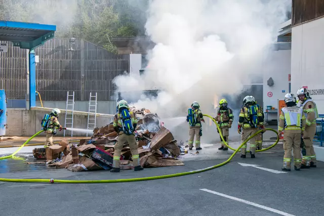 Die alarmierte Freiwillige Feuerwehr rückte mit fünf Fahrzeugen und 29 Kräften aus und konnte den Brand erfolgreich unter Kontrolle bringen und löschen.  | Foto: Stadtfeuerwehr Kitzbühel