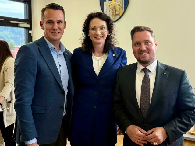 Landesparteisekretär Stefan Hermann und Bezirksparteiobmann Marco Triller gratulierten Nicole Sunitsch zur Angelobung als Bürgermeisterin.  | Foto: FPÖ Steiermark
