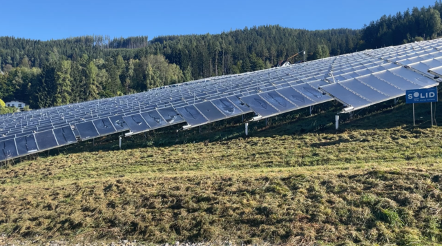 Die größte Freiflächen-Solarthermie-Anlage wurde auf der Mayerhoferwiese in Mürzzuschlag errichtet. | Foto: Koidl