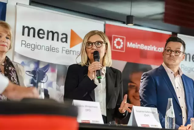 Susanne Kaltenegger und Raphael Pensl bei der von MeinBezirk und MemaTV veranstalteten Diskussionsrunde vor wenigen Wochen; links im Bild: Andrea Winkelmeier. | Foto: Paller