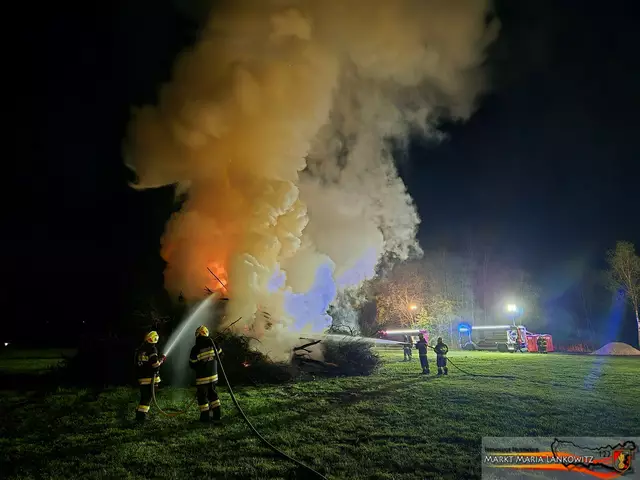 Die Feuerwehren hatten alle Hände voll zu tun, den Brand zu löschen. | Foto: FF Maria Lankowitz