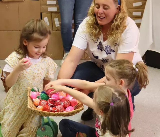 Für die Kinder gab es schmucke Ostereier aus Holz als Geschenk. | Foto: BUKV