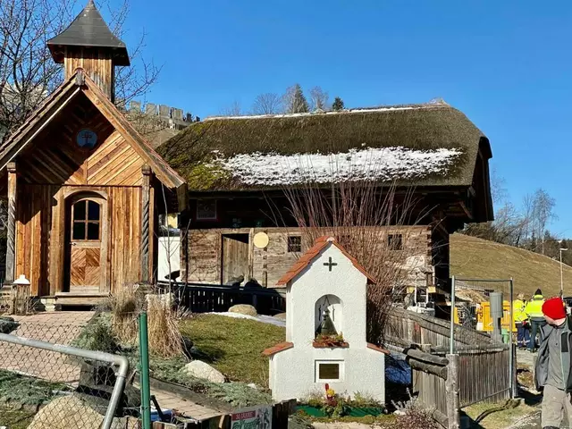 Das Hoamathaus der Edlseer hat einen harmonischen Platz neben der Kapelle und dem Radweg gefunden. | Foto: Edlseer