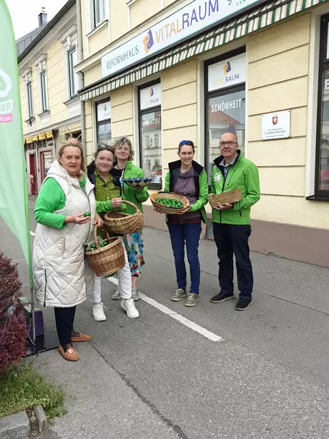 Bei der Verteilaktion waren Waltraud Stindl, Barbara Schluschanek, Renate Ginthör, Hanna Jagenteufel und Robert Korp. 
 | Foto: Grüne Langenzersdorf