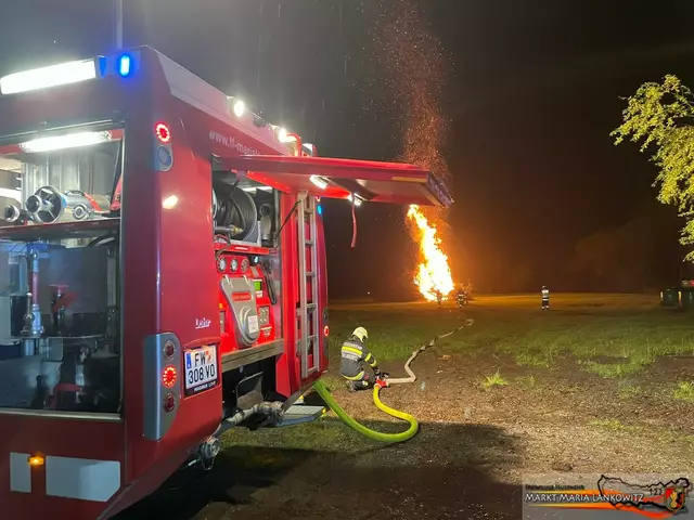 52 Feuerwehrleute von drei Feuerwehren löschten den Osterhaufenbrand in der Nacht zum Karfreitag. | Foto: FF Maria Lankowitz