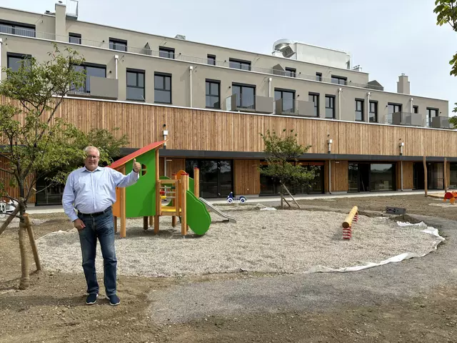 Absdorfs Bürgermeister Franz Dam vor dem neuen Wohnhausprojekt mit integriertem Kindergarten: Projekt KiM - Kinder im Mittelpunkt. | Foto: Victoria Edlinger