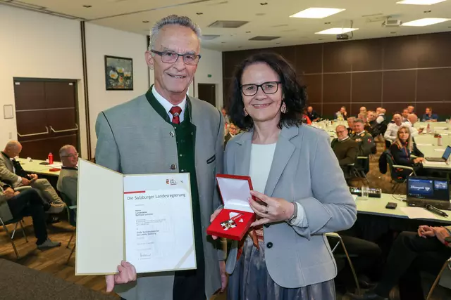 Landesrätin Daniela Gutschi mit Balthasar Laireiter, der das Große Verdienstzeichen des Landes Salzburg verliehen bekam. Wagrain, 12.04. 2025. | Foto: Land Salzburg/Neumayr/Hölzl 