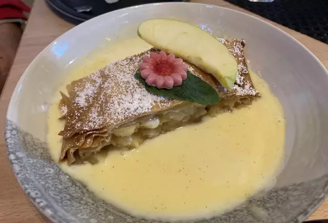 Dieser Apfelstrudel mit Vanillesauce war eine gedanklich nie endende Gaumenfreude. Mit Blätterteig im Anzug, sehr saftiger Apfelfüllung in einem Vanillesaucen-See, in dem man glatt baden wollte. 