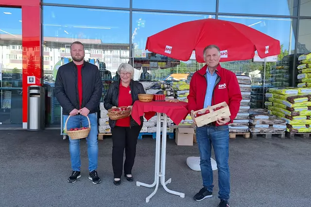  Manuel Mauritz, Gemeinderätin Hertha Angerer, Parteivorsitzender Mario Moser-Luger vorm Spar in Mittertreffling
 | Foto: SPÖ Engerwitzdorf