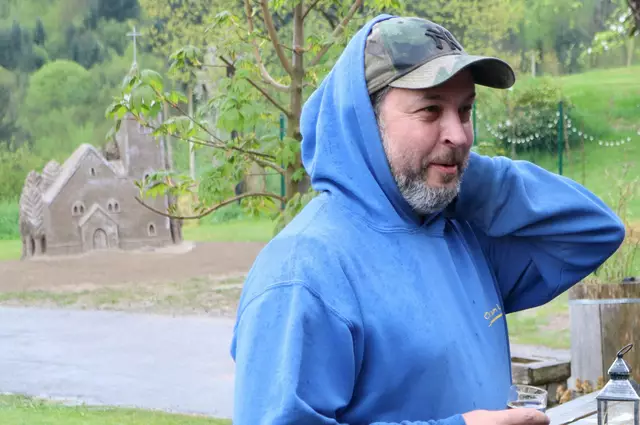 Antti Pedrozo erzählt über sein Werk | Foto: Gerhard Langmann