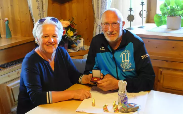Die Übergabe des Golddukaten an die glückliche Gewinnerin (v.li.: Martina Schwaiger und Oberschützenmeister Martin Wimmer)
 | Foto: Martin Wimmer, SG Fieberbrunn