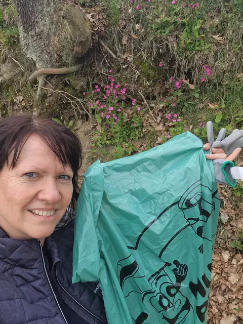 Hui statt Pfui in Pabneukirchen. Bürgermeisterin Barbara Payreder sammelte ebenfalls Müll.  | Foto: ÖVP