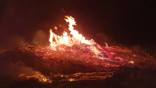 In der Nacht auf den Karfreitag brannte am Schönberg ein Osterhaufen lichterloh. | Foto: FF Schiefling im Lavanttal