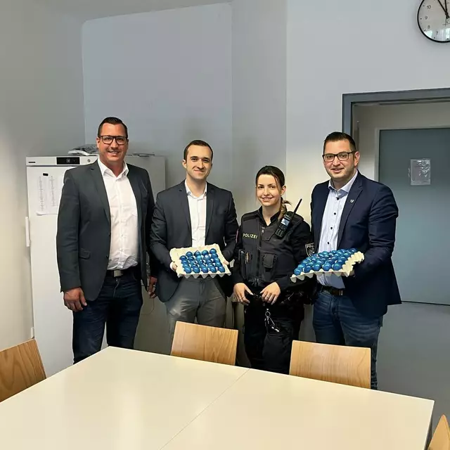Manuel Bugnar, Kevin Pfann und Philipp Gerstenmayer (alle FPÖ) zu Besuch in einem Polizeiwachzimmer. | Foto: FPÖ WRN