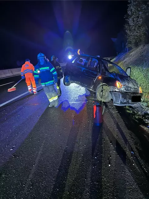 Das Unfallfahrzeug wurde von den Feuerwehren Steinberg und Ligist auf der A2 geborgen. | Foto: FF Steinberg