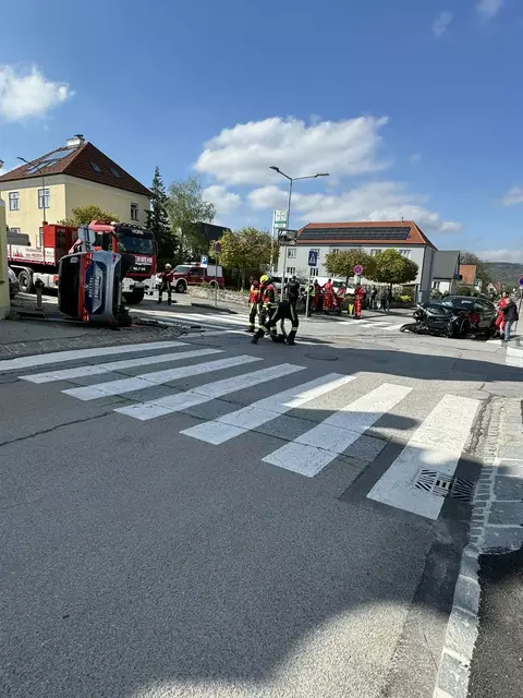 Zu einem ungewöhnlichen Einsatz, wo ein Polizeiauto zu Schaden kam, kam es für die Feuerwehr am Samstag in Horn. | Foto: Feuerwehr Horn