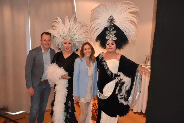 Martin und Lisa Postl mit zwei Transvestiekünstlern. | Foto: Reisner, Zezula