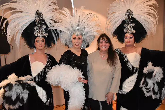 Die Travestiekünstler mit Organisatorin Doris Kremnitzer. | Foto: Reisner, Zezula