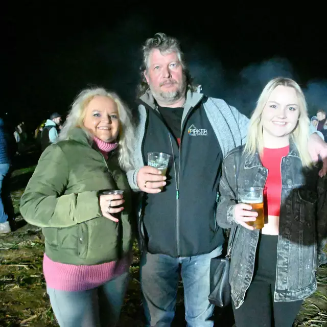 Die Radentheiner Sonja und Lucia Domanig mit Herbert Winkler