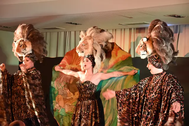 Drei Königinnen der Löwen - prächtige Kostüme. | Foto: Reisner, Zezula