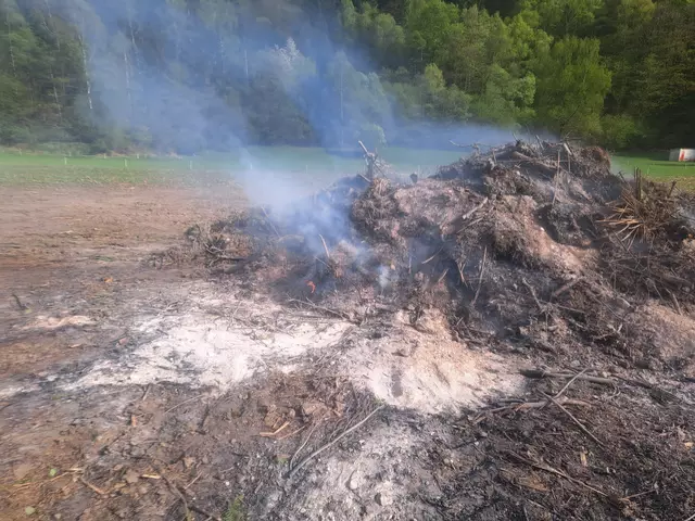 Auch 15 Stunden nach dem Fest war die Glut des Osterfeuers noch immer aktiv